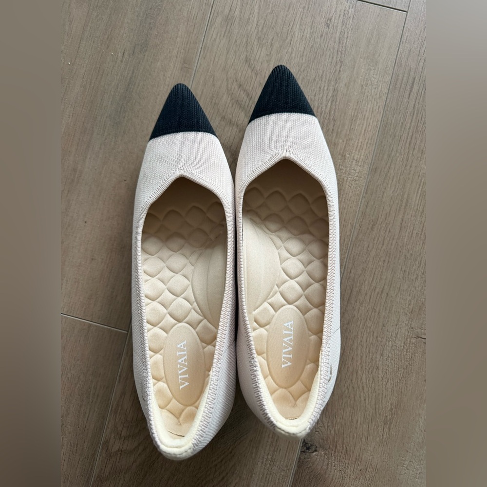 VIVAIA Pointed-Toe Kitten Heels in Cream and Black (Scarlett) - Picture 2 of 4